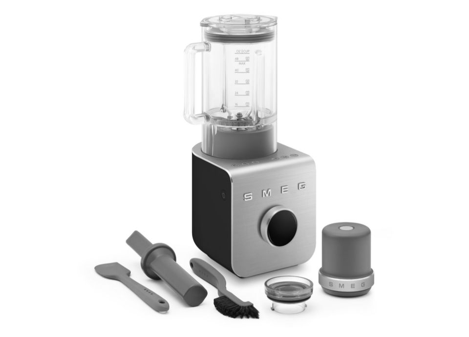 Blender Haute-Performance Noir BLC01BLMEU avec ses accessoires : un pilon, une spatule, une brosse et une pompe de mise sous vide