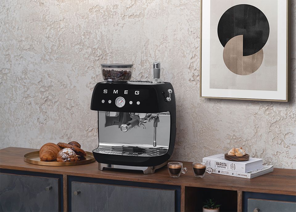 Espresso koffiemachine met geïntegreerde molen