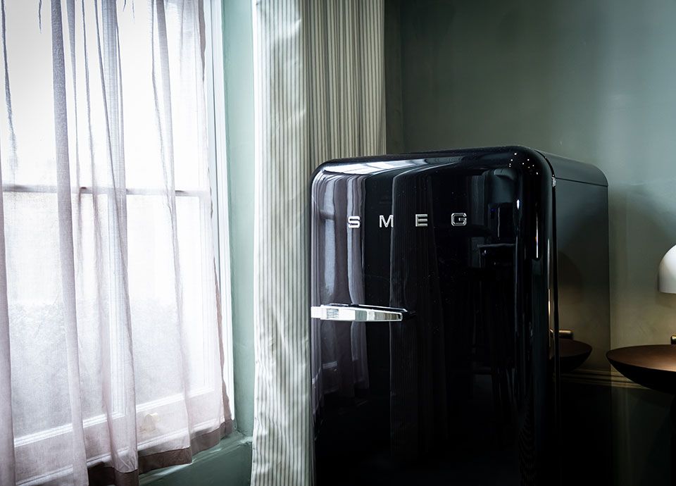 Maison Rokxy Apartment Hotel London Smeg FAB5 Minibar