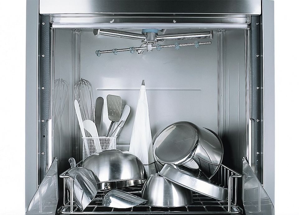 Spotless trays, containers, and kitchen utensils after washing in a Smeg utensil washer