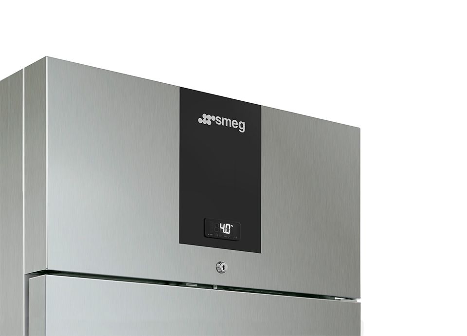 LED display on Smeg refrigerated cabinet showing 40°C