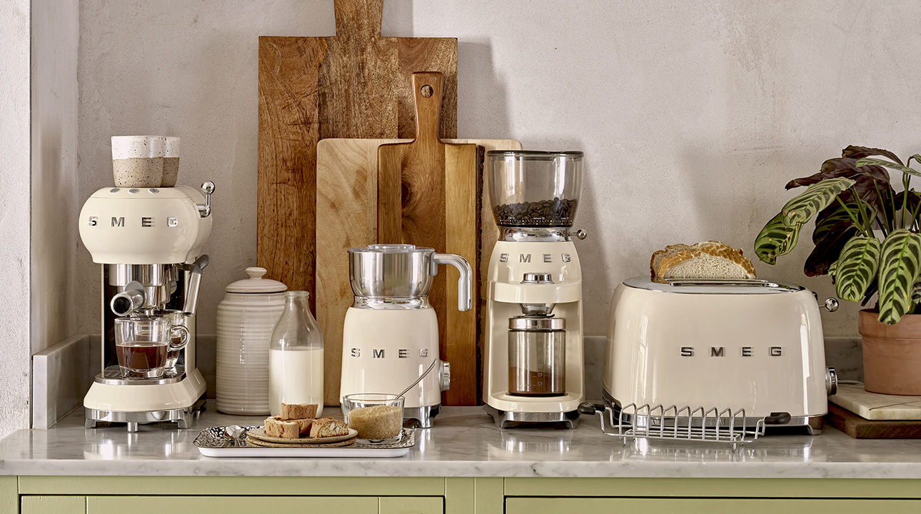 Collaboration Italian Coffee Makers : Lavazza A Modo Mio Smeg