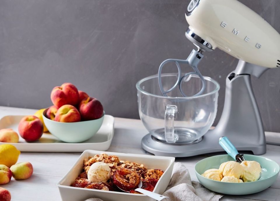 Crumble aux pêches avec le robot sur socle SMEG