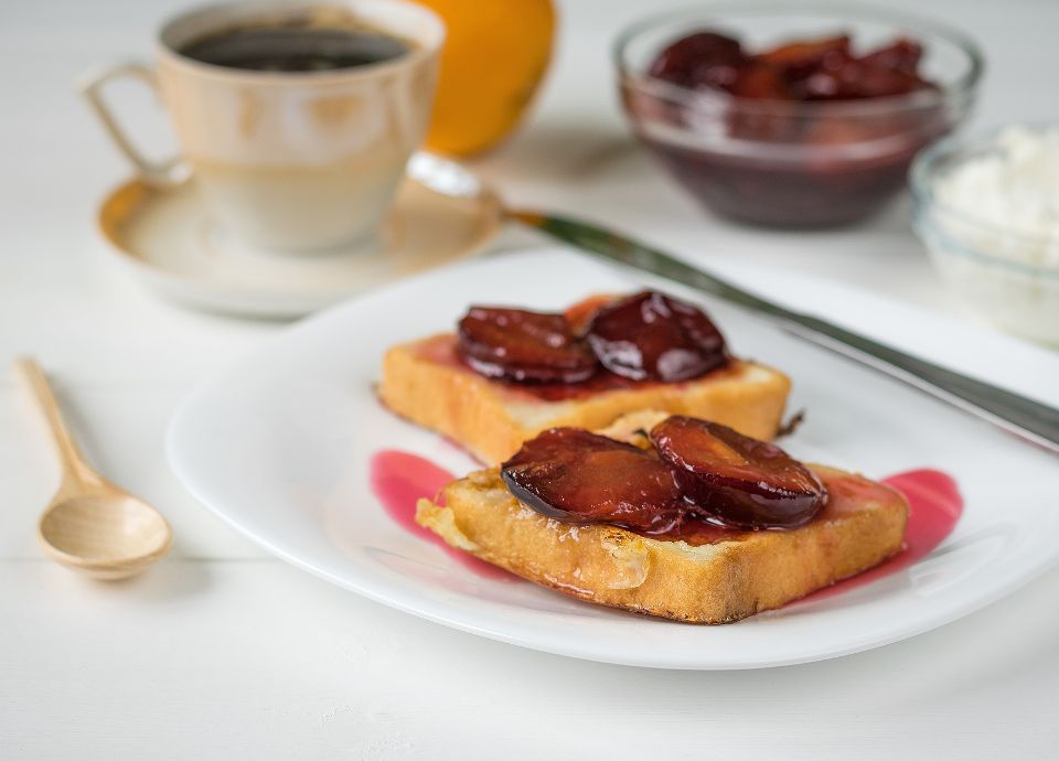 POACHED PLUM FRENCH TOAST