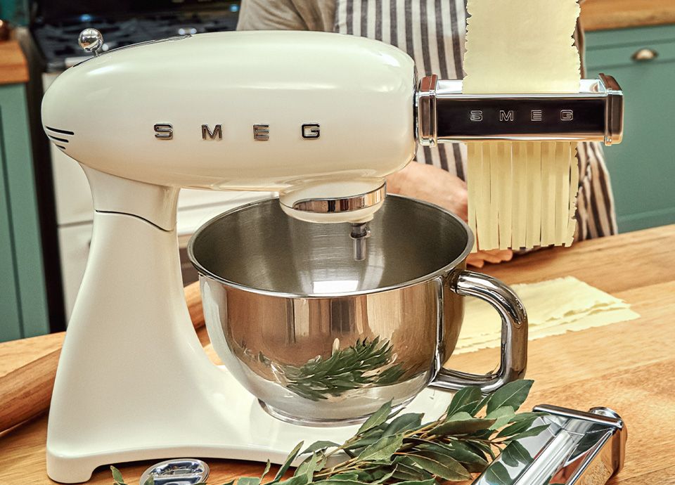 Stand Mixer in Cream