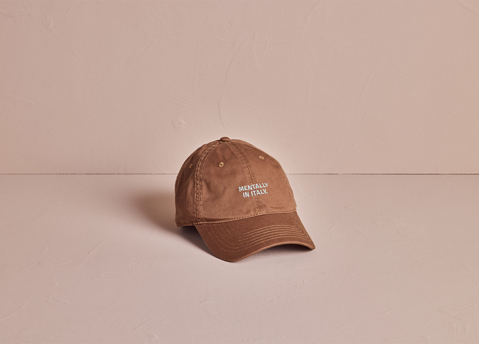 Mum Club brown cap "mentally in Italy" on a pink background
