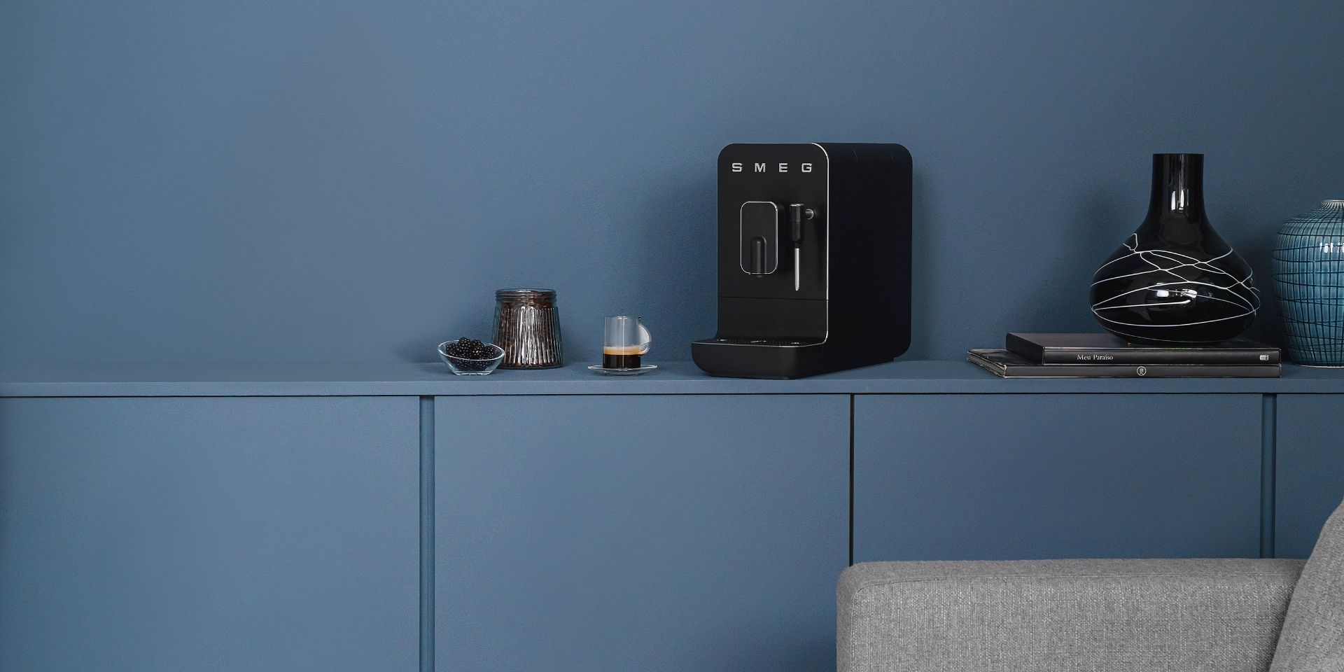 machine à café avec broyeur intégré full black SMEG