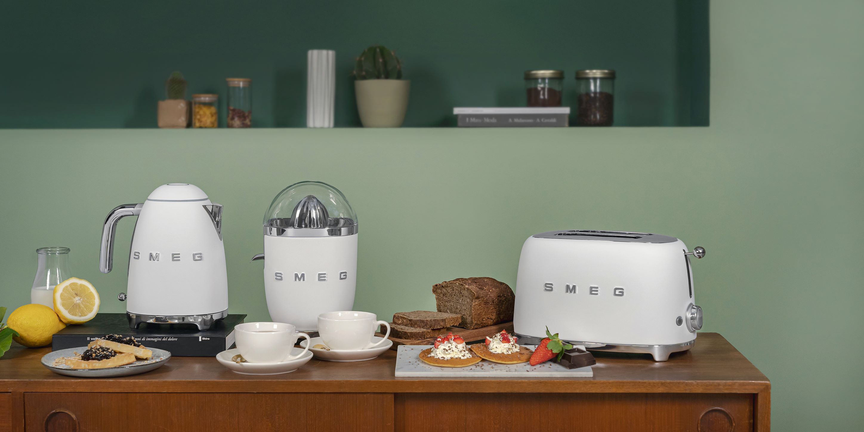 Smeg citruspers CJF01BLMEU CJF01WHMEU is nu ook beschikbaar in het mat zwart en wit.