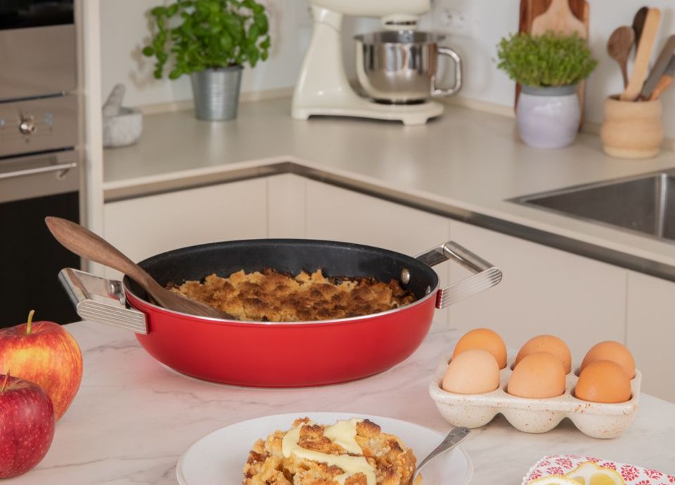 Appel crumble met vanille crème met de sauteer pan en sauspan van Smeg.