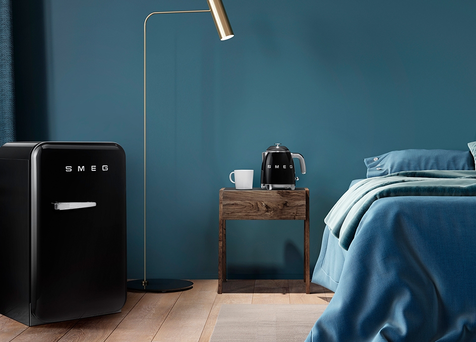 mini bouilloire smeg KLF05BLEU noir