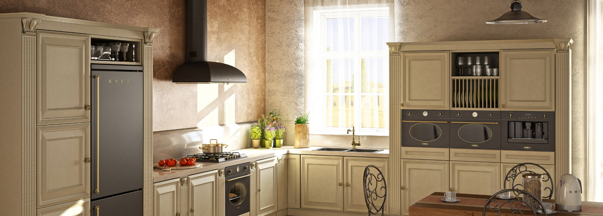 Réfrigérateur combiné Smeg esthétique Coloniale avec finition anthracite, poignées et détails coloris laiton, intégré dans un meuble de cuisine aux moulures traditionnelles et aux tons beige. Au centre, une hotte décorative murale Smeg assortie surplombe une table de cuisson à gaz et un four encastrable de la collection Coloniale, dotés de manettes en laiton et d’une porte vitrée aux lignes classiques. À droite, une colonne d’appareils encastrables Smeg composée de deux fours et d’une machine à café intégrée reprend les codes esthétiques de la gamme Coloniale. L’ensemble est mis en scène dans une cuisine élégante et lumineuse avec évier sous fenêtre, façades travaillées, accessoires décoratifs et mobilier d’inspiration traditionnelle.