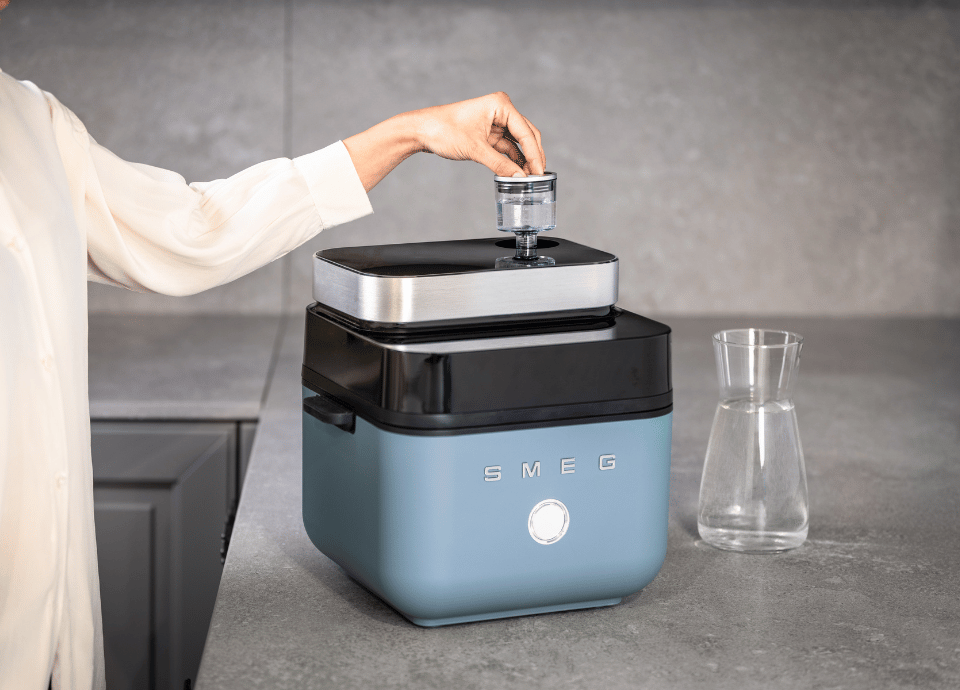 Air Fryer Smeg sur un plan de travail avec réservoir d'eau pour fonction vapeur