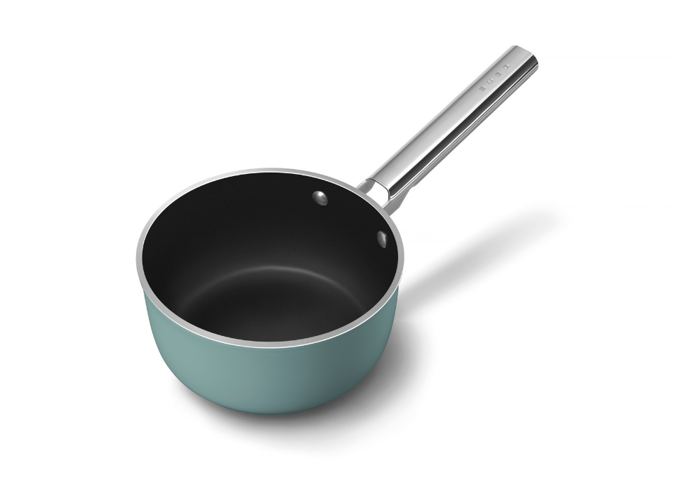 Casserole Smeg vert émeraude avec intérieur noir et poignée en acier inoxydable, présentée sur un fond blanc.