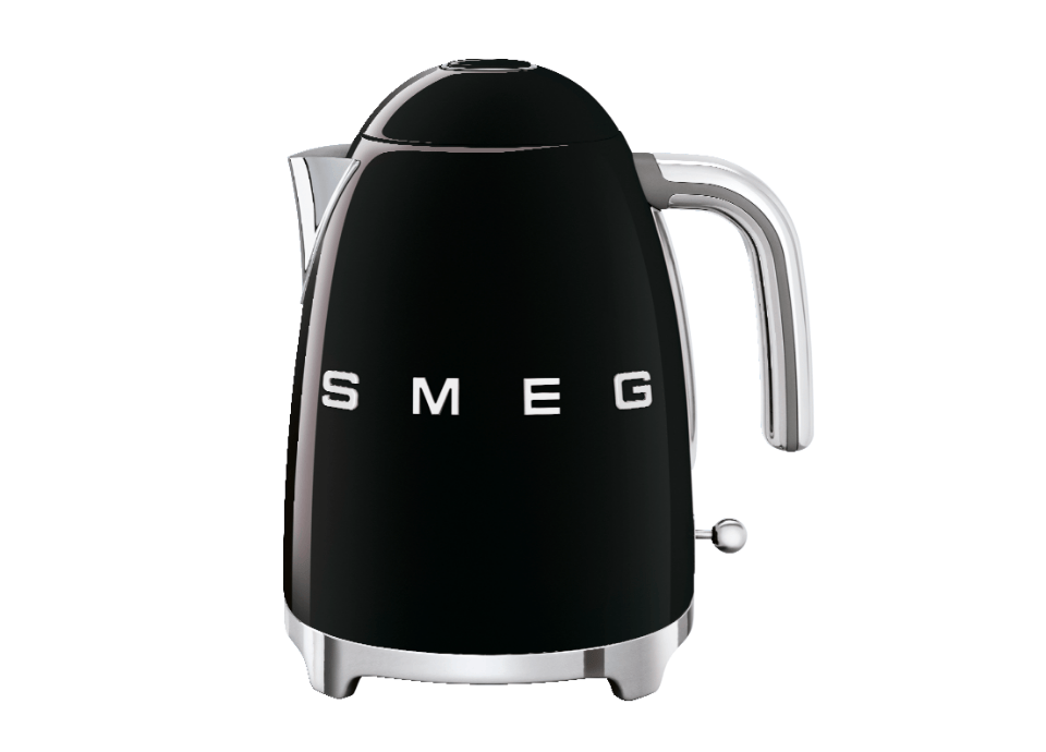 Bouilloire électrique SMEG 1,7L noire brillante au style années 50 avec poignée et détails chromés sur base circulaire. La bouilloire est présentée seule sur un fond blanc et vue sur le côté.