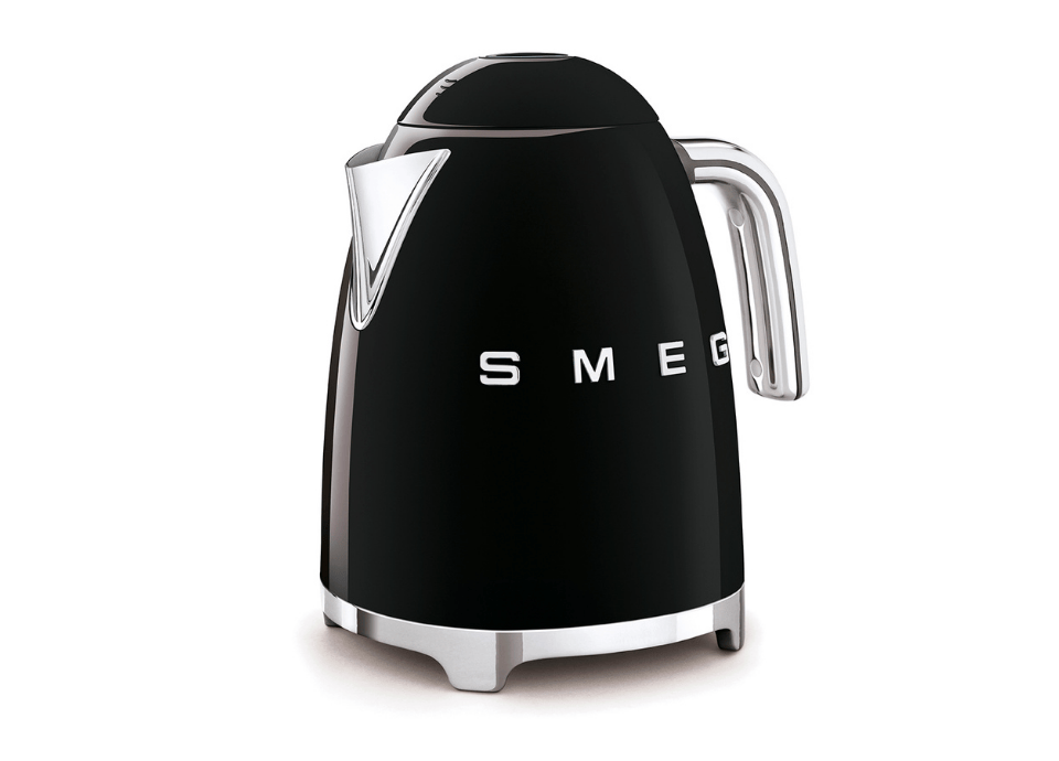 Bouilloire électrique SMEG 1,7L noire brillante au style années 50 avec poignée et détails chromés sur base circulaire. La bouilloire est présentée seule sur un fond blanc et vue sur le devant.