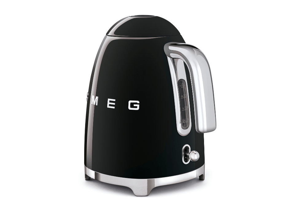 Bouilloire électrique SMEG 1,7L noire brillante au style années 50 avec poignée et détails chromés sur base circulaire. La bouilloire est présentée seule sur un fond blanc et vue de derrière.