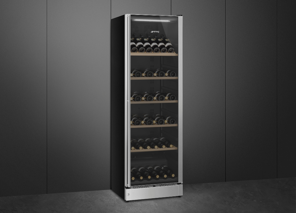 Cave à vin inox 197 bouteilles esthétique Classica poignée à dans sur un fond gris