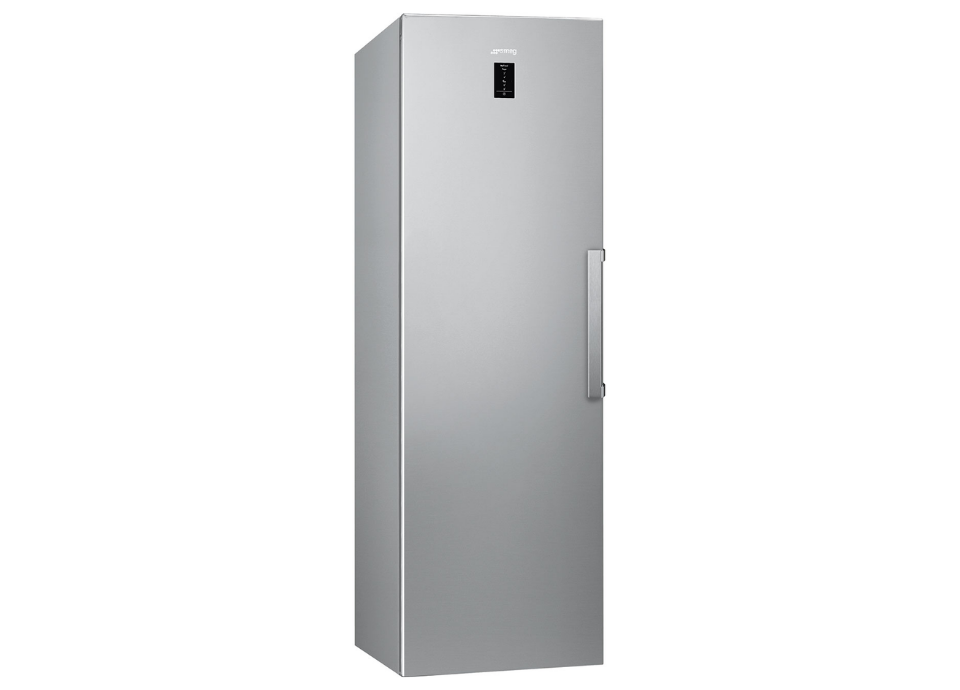 Congélateur pose libre Smeg en finition inox, vu de face, avec une poignée verticale située sur le côté droit de la porte. Sur la partie supérieure de la façade, le logo Smeg est visible ainsi qu’un petit écran permettant d’afficher et de contrôler la température.