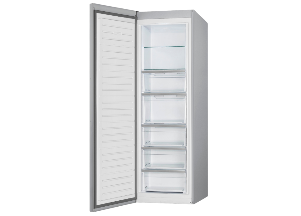 Congélateur pose libre Smeg en finition inox, vu de face avec la porte ouverte. L’intérieur du congélateur est organisé avec sept bacs de rangement transparents.  Les tiroirs sont alignés verticalement et offrent un rangement clair et ordonné.