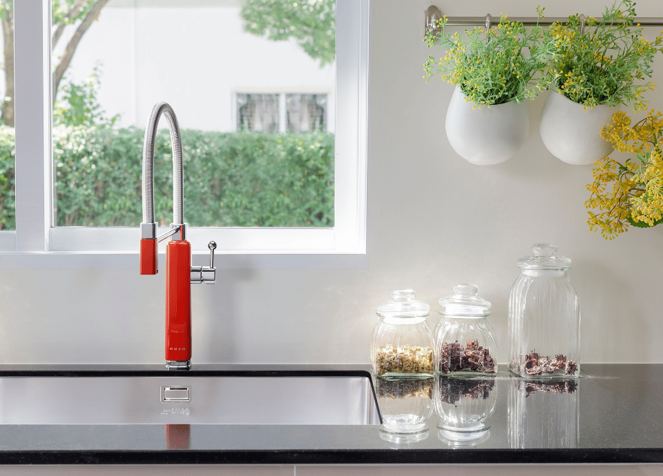 Évier sous-plan inox Smeg dans une cuisine contemporaine