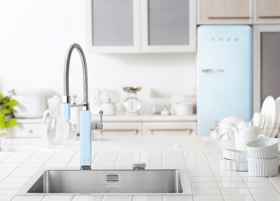 Évier affleurant inox Smeg dans une cuisine contemporaine