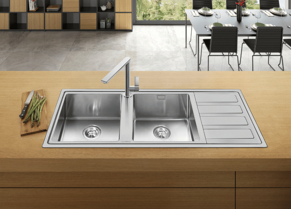 Évier encastrée inox Smeg dans une cuisine contemporaine