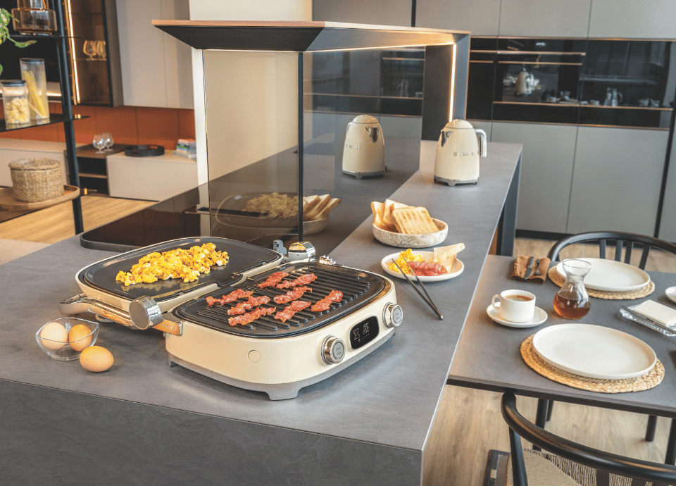 Gaufrier / gril multifonction Smeg coloris crème dans une cuisine. Préparation de petit-déjeuner