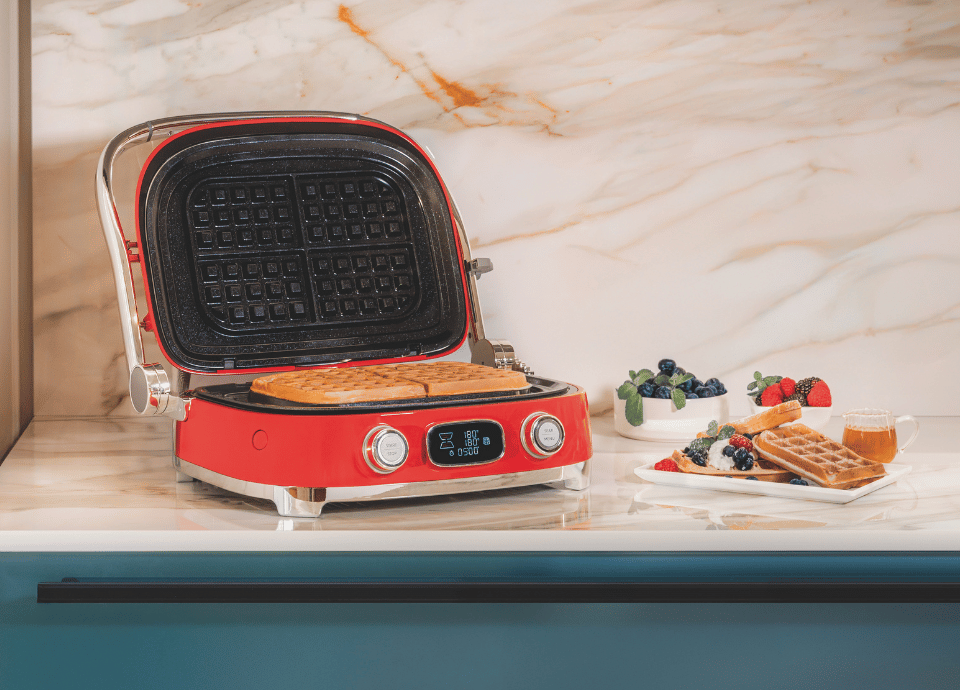Gaufrier / gril multifonction Smeg coloris rouge dans une cuisine.