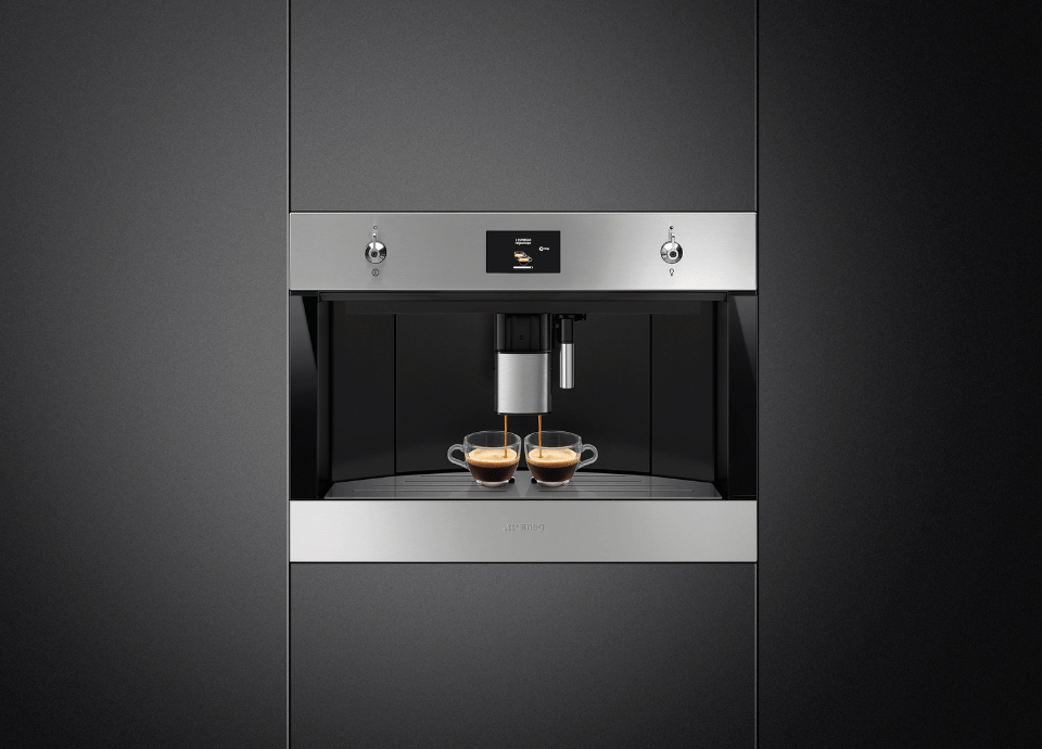 Machine à café encastrable Smeg en préparation de café