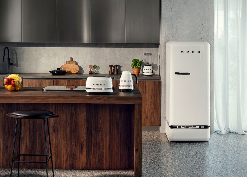 Ensemble de petit électroménager Porsche x SMEG de la collection Carrara White. Bouilloire, blender, grille-pain et réfrigérateur.