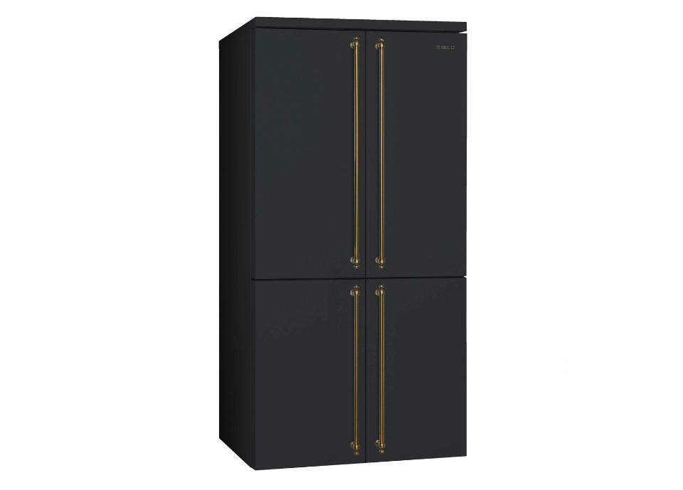 Réfrigérateur multi-portes Smeg esthétique Coloniale avec finition anthracite et poignées verticales coloris laiton, présenté sur fond blanc. Les poignées et le logo Smeg en finition laiton soulignent le caractère classique et sophistiqué de cet appareil conçu pour s’intégrer dans les cuisines au style intemporel.