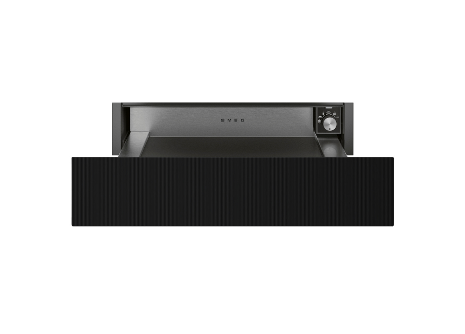 Tiroir chauffant Smeg esthétique Musa avec façade noire à texture verticale, intérieur couleur inox et commande de réglage intérieur. Présenté ouvert sur fond blanc
