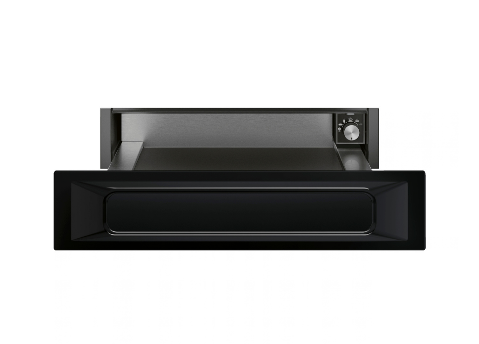 Tiroir chauffant Smeg esthétique Victoria avec façade noir, intérieur couleur inox et commande rotative interieur. Il est présenté en position ouverte sur fond blanc. Conçu pour le maintien au chaud des aliments, le réchauffage, la décongélation, le chauffage des assiettes, le chauffage des tasses et le levage des pâtes, il offre une solution polyvalente pour la préparation et le service des repas.