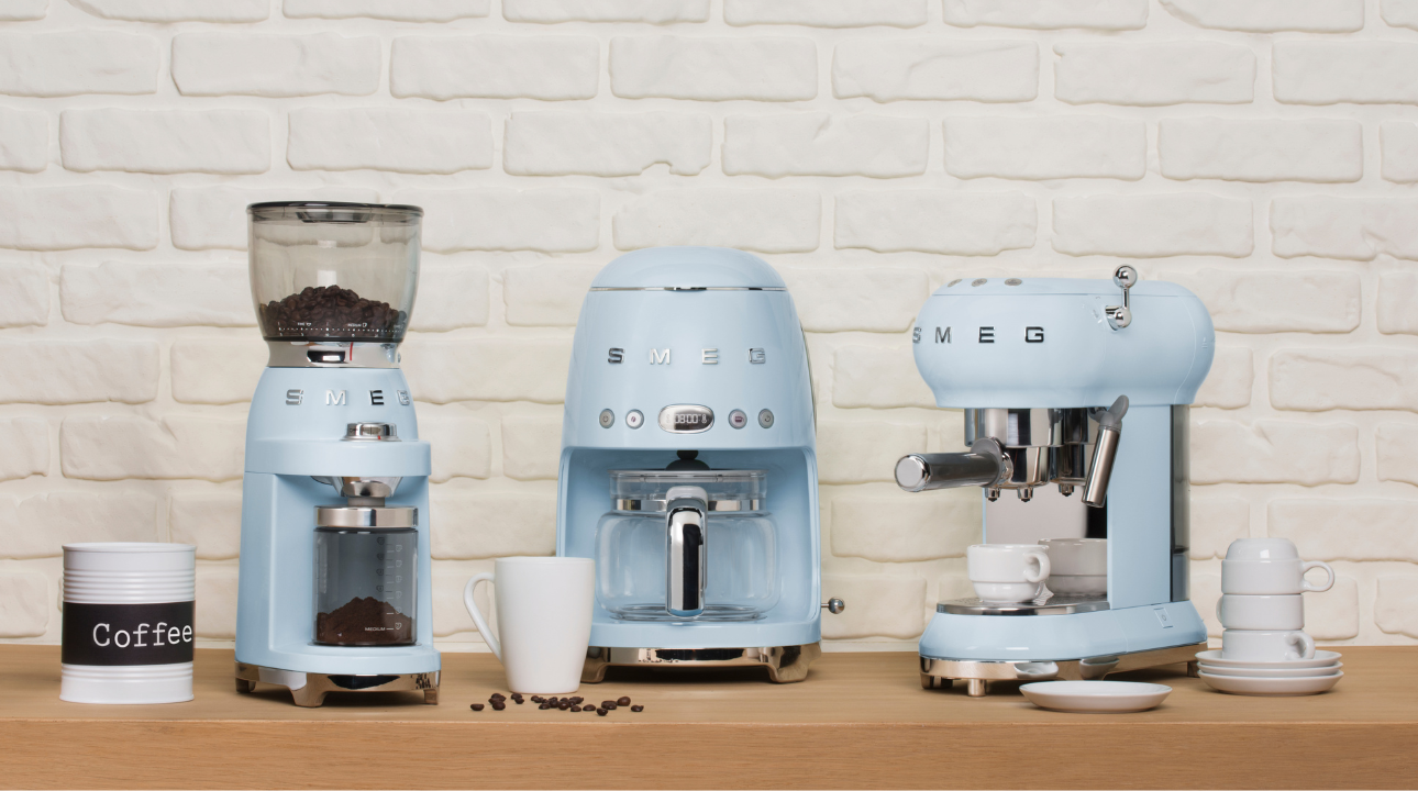 Ensemble d'appareil pour le café SMEG machine à café manuelle bleue, machine à café filtre et broyeur à café bleue.
