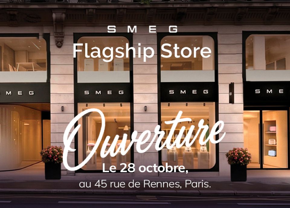 Flagship Store SMEG Paris, façade de la boutique située au 45 rue de Rennes à Paris, illuminée en soirée avec de larges vitrines mettant en scène les collections et appareils de la marque. Le visuel annonce l’ouverture le 28 octobre et met en avant l’univers design et premium de SMEG à travers son nouvel espace d’exposition.