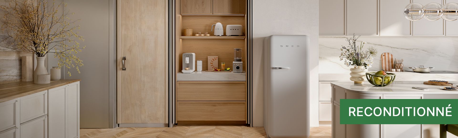 Environnement de cuisine avec réfrigérateur, machine à café et blender SMEG