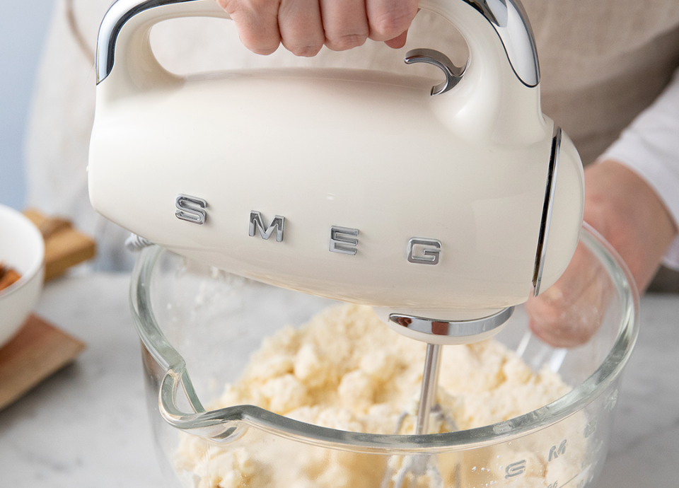 Batteur électrique Smeg crème HMF01CREU