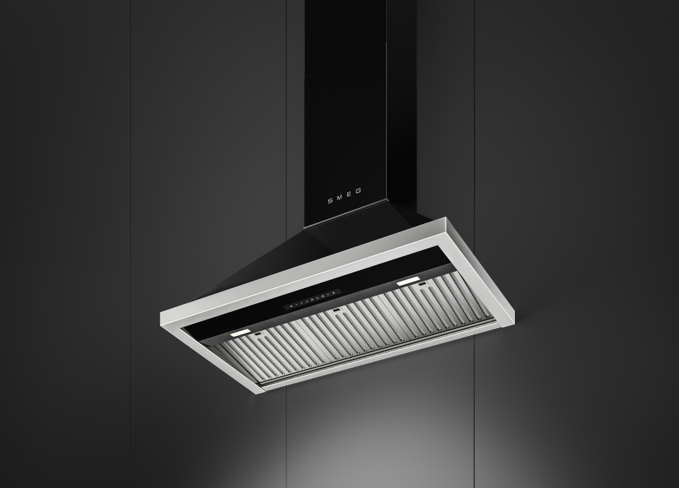 Hotte murale décorative esthétique Smeg Portofino noire et inox, avec logo Smeg positionné sur la partie supérieure. La hotte est présentée sur un fond noir avec un éclairage mettant en valeur son design.