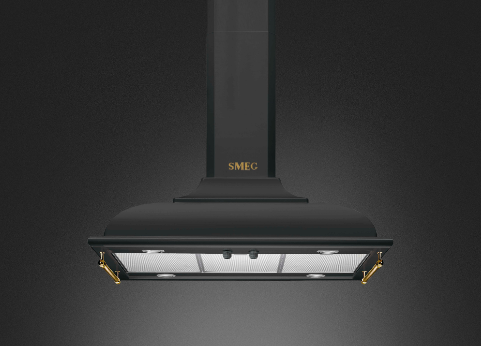 Hotte îlot central esthétique Smeg Cortina noire et or, avec logo Smeg positionné sur la partie supérieure. La hotte est présentée sur un fond noir avec un éclairage mettant en valeur son design élégant.