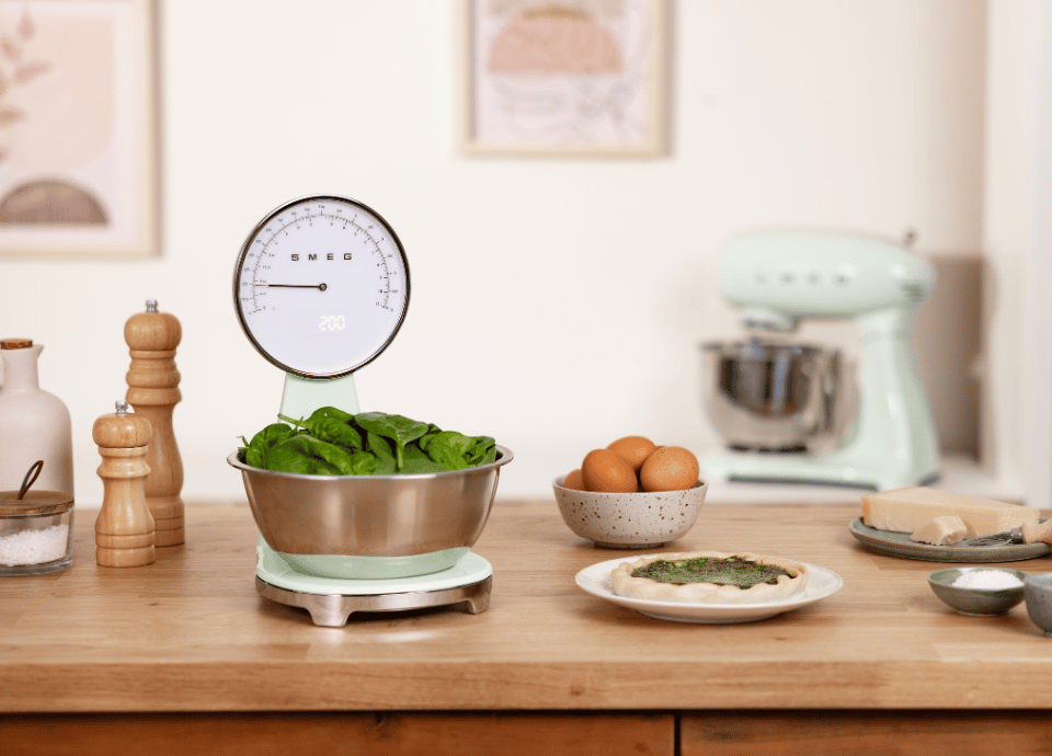 Balance de cuisine Smeg vert d'eau Années 50 dans une cuisine