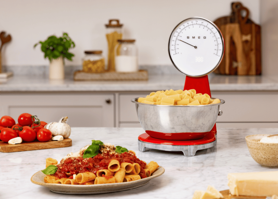 Balance de cuisine Smeg rouge Années 50 dans une cuisine