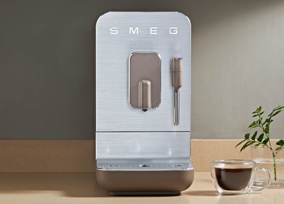 1 kit entretien café offert pour l'achat d'une machine à café Smeg