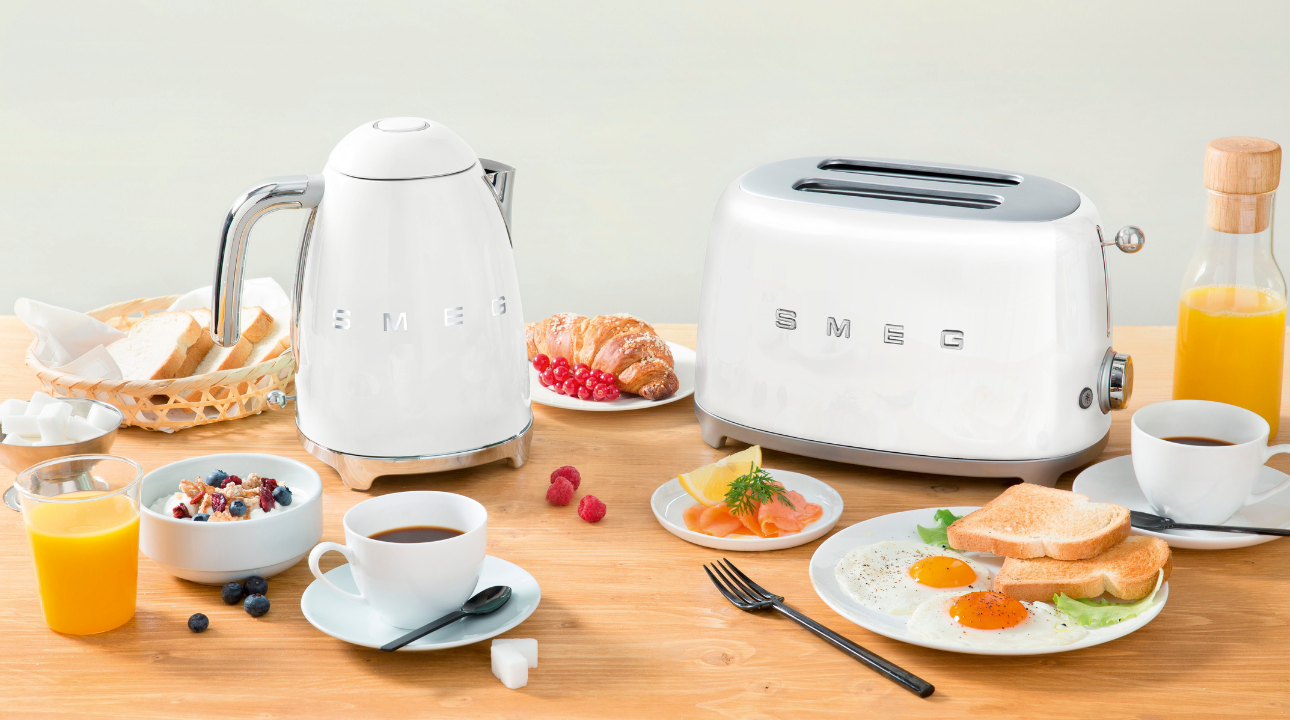 Ensemble petit-déjeuner SMEG bouilloire blanche et grille-pain blanc sur un plan de travail.