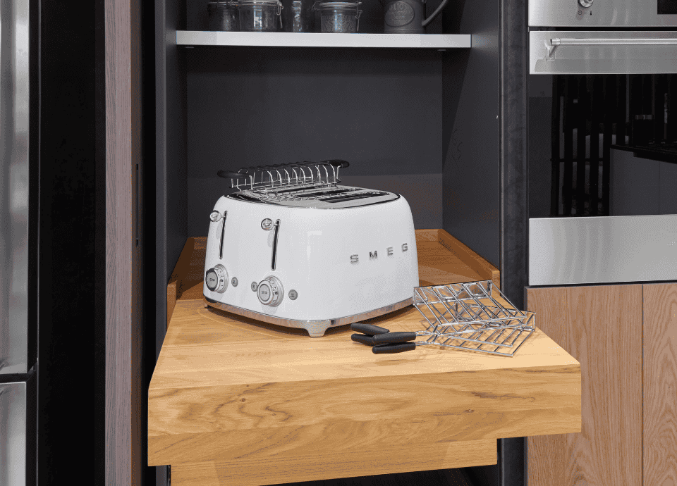 Grille-pain 4 fentes blanc Smeg avec ses accessoires pince pour sandwichs et porte pains et viennoiseries