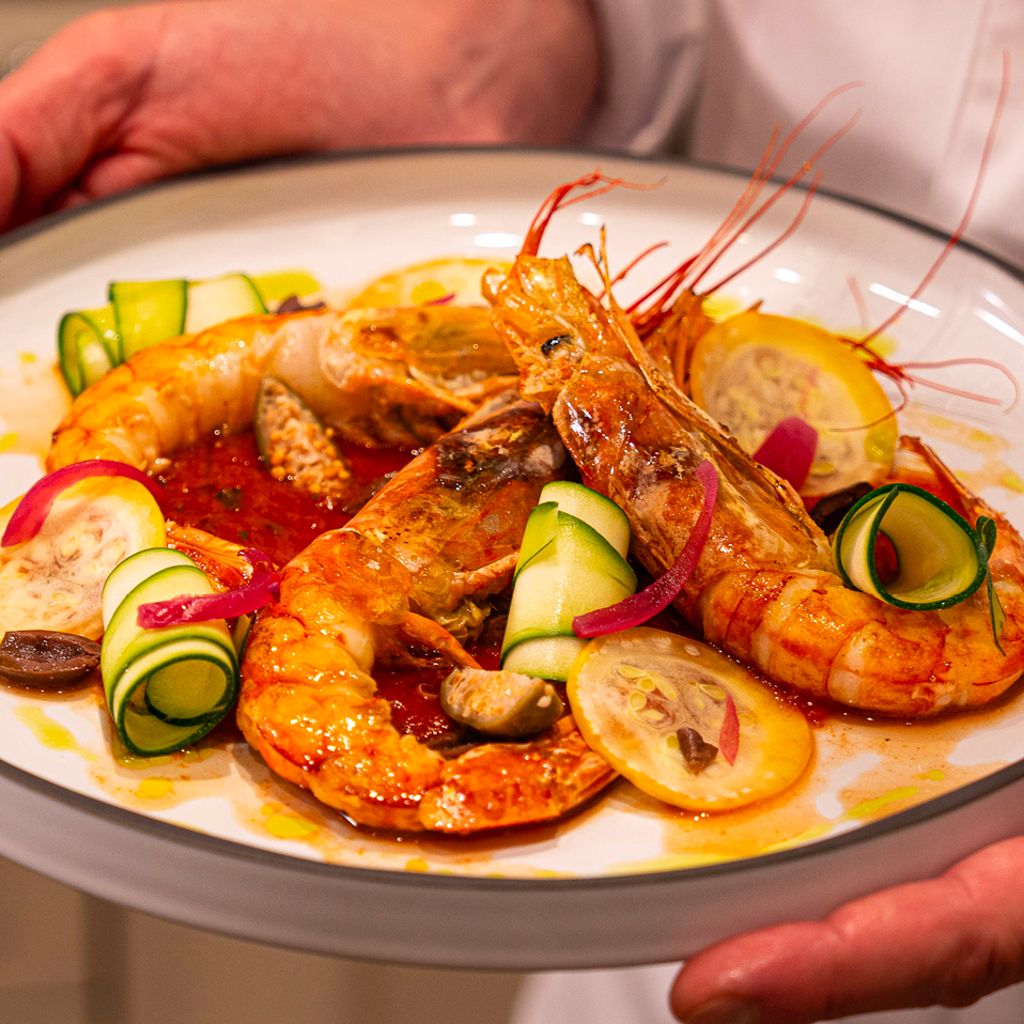 Gambas snackées, sauce arrabbiata et légumes ensoleillés par Denny Imbroisi