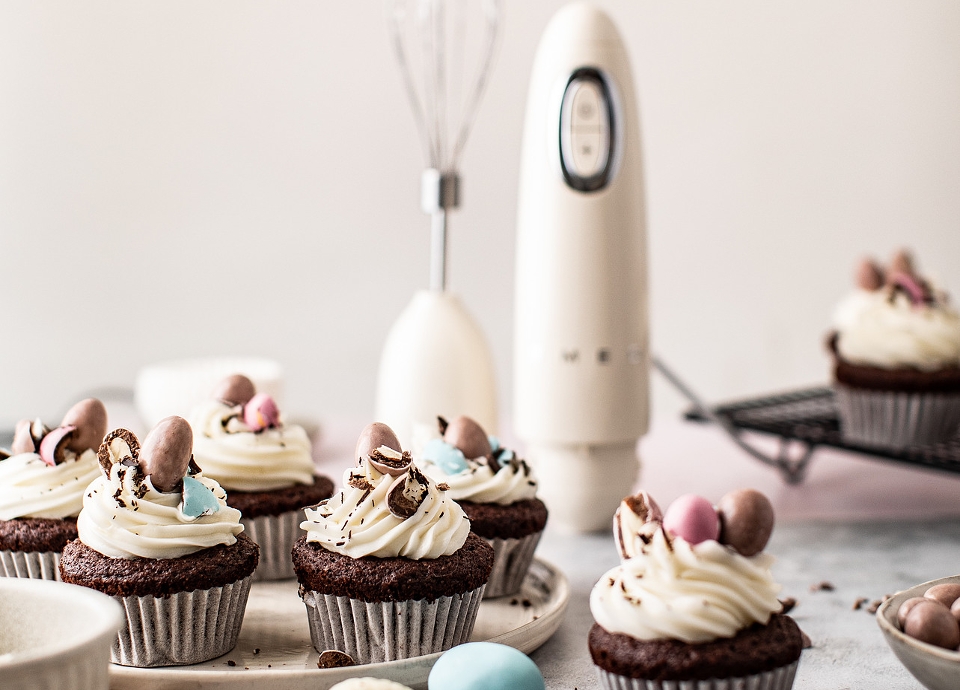 Prepara cupcakes de chocolate con frosting para celebrar la Pascua con los tuyos | Smeg