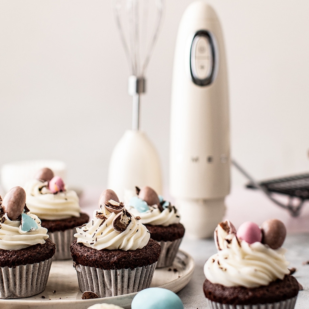 Prepara cupcakes de chocolate con frosting para celebrar la Pascua con los tuyos | Smeg