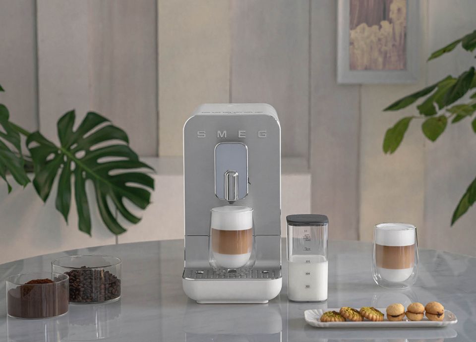 Volautomatische koffiemachine met geïntegreerd melksysteem