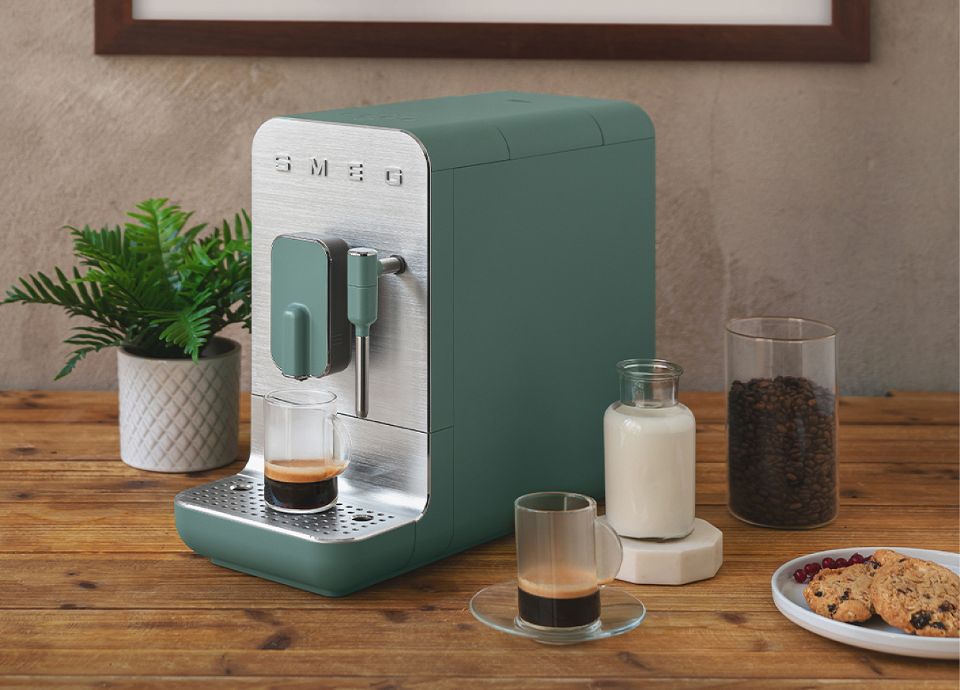 Machine à café automatique avec broyeur et buse vapeur