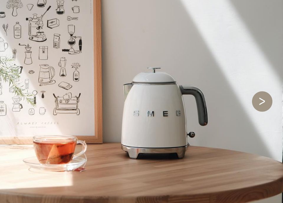 Mini bouilloire électrique SMEG 0,8L pour le petit déjeuner KLF05